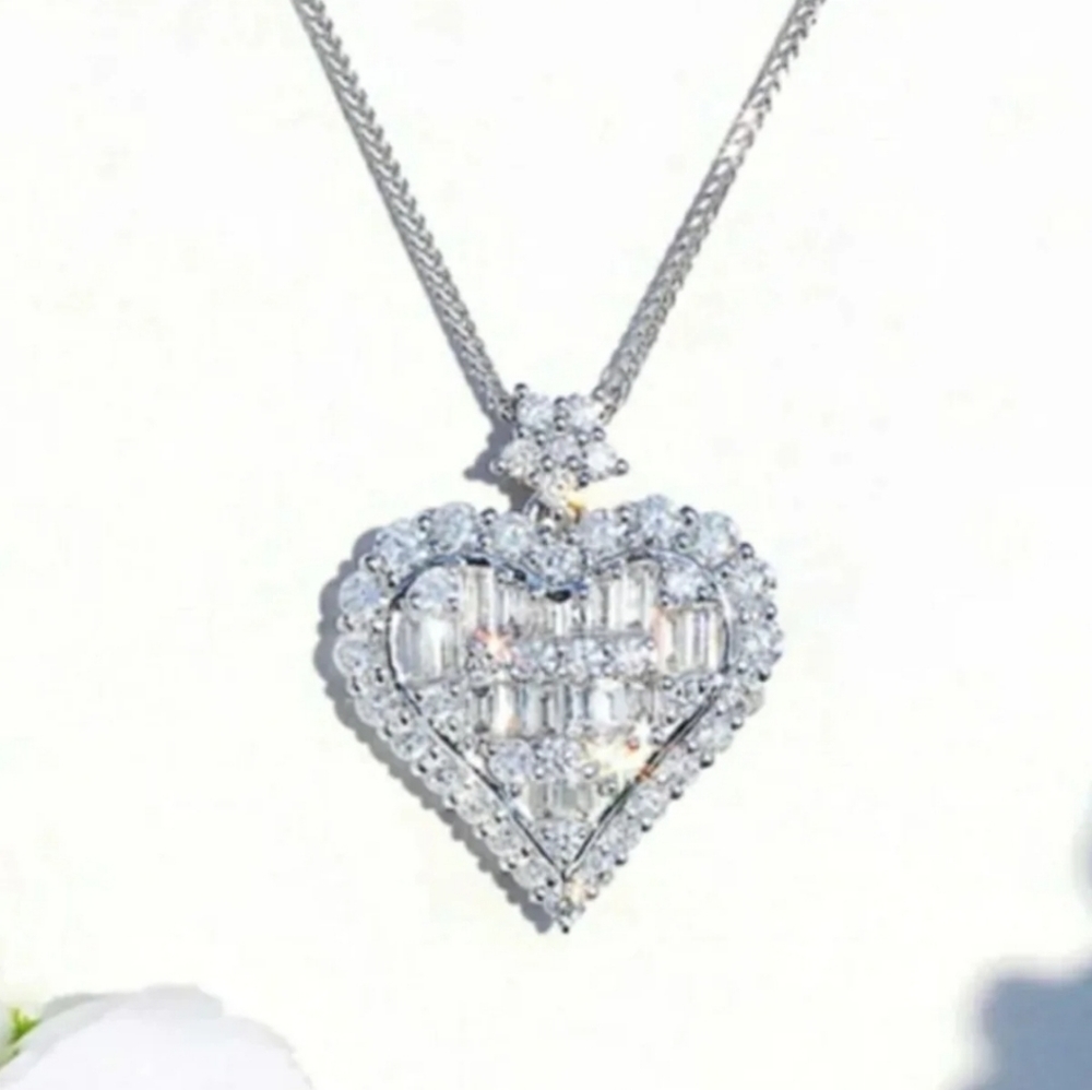 SOLD SOLD SOLD Stunning Crystal Heart Necklace - Picture 5 of 5